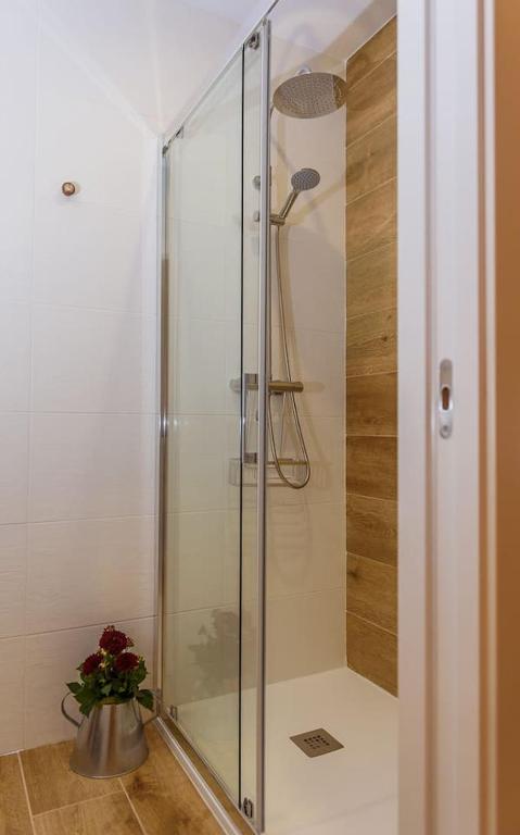 Ducha del segundo baño, amplia y luminosa con acabados modernos