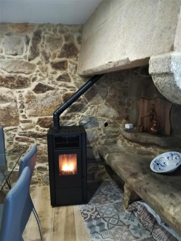 Estufa de pellets de la planta baja de Casa Brétema, perfecta para los meses de otoño e invierno